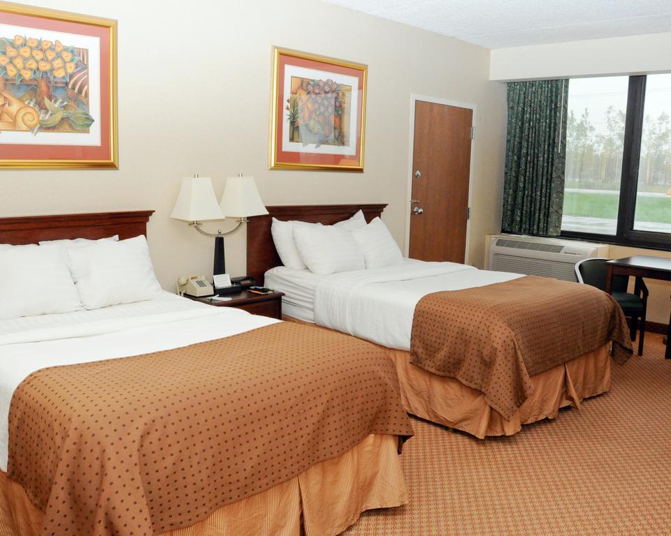 Quality Inn & Suites Palm Island Indoor Waterpark Batavia Εξωτερικό φωτογραφία