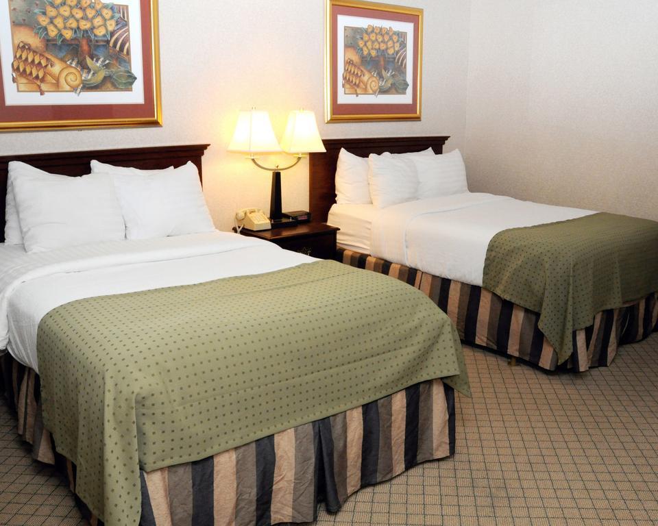 Quality Inn & Suites Palm Island Indoor Waterpark Batavia Εξωτερικό φωτογραφία