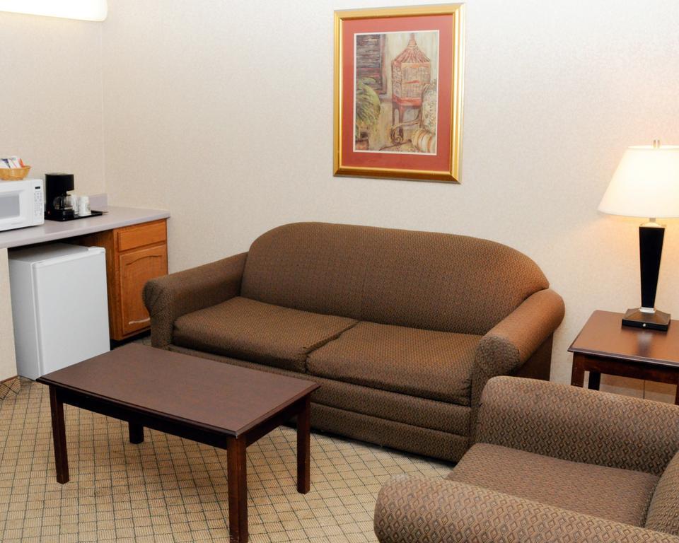 Quality Inn & Suites Palm Island Indoor Waterpark Batavia Εξωτερικό φωτογραφία