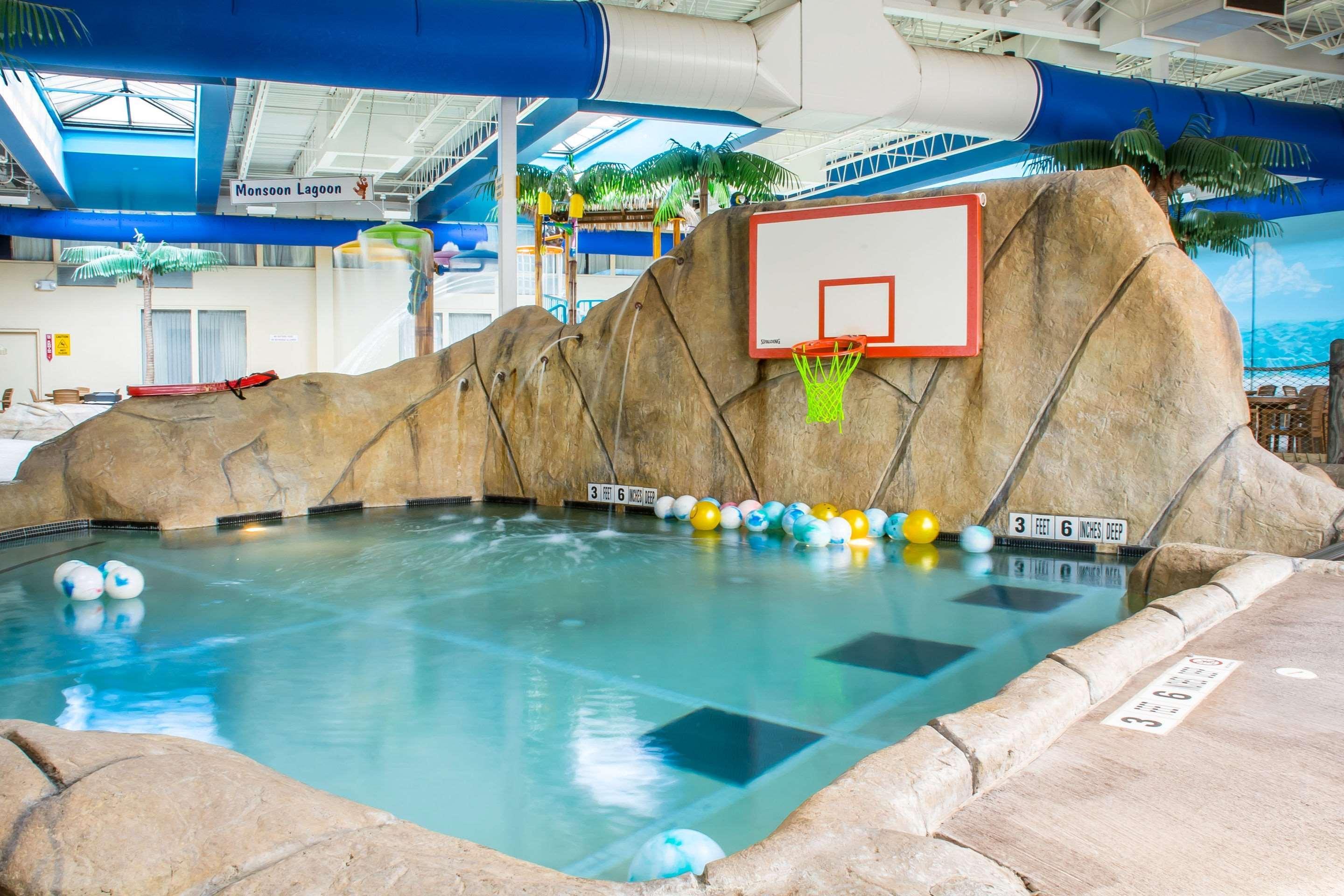 Quality Inn & Suites Palm Island Indoor Waterpark Batavia Εξωτερικό φωτογραφία