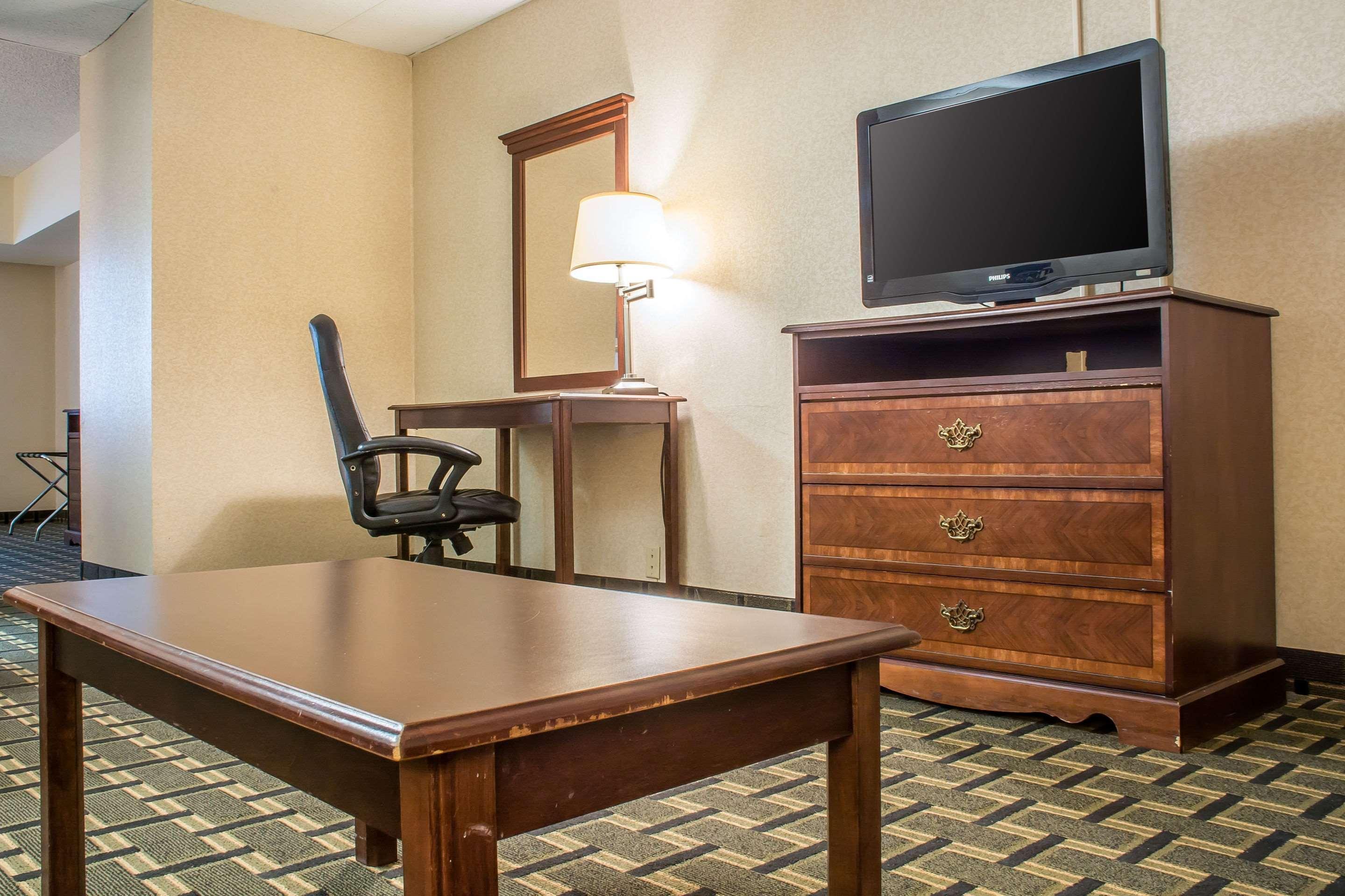 Quality Inn & Suites Palm Island Indoor Waterpark Batavia Εξωτερικό φωτογραφία
